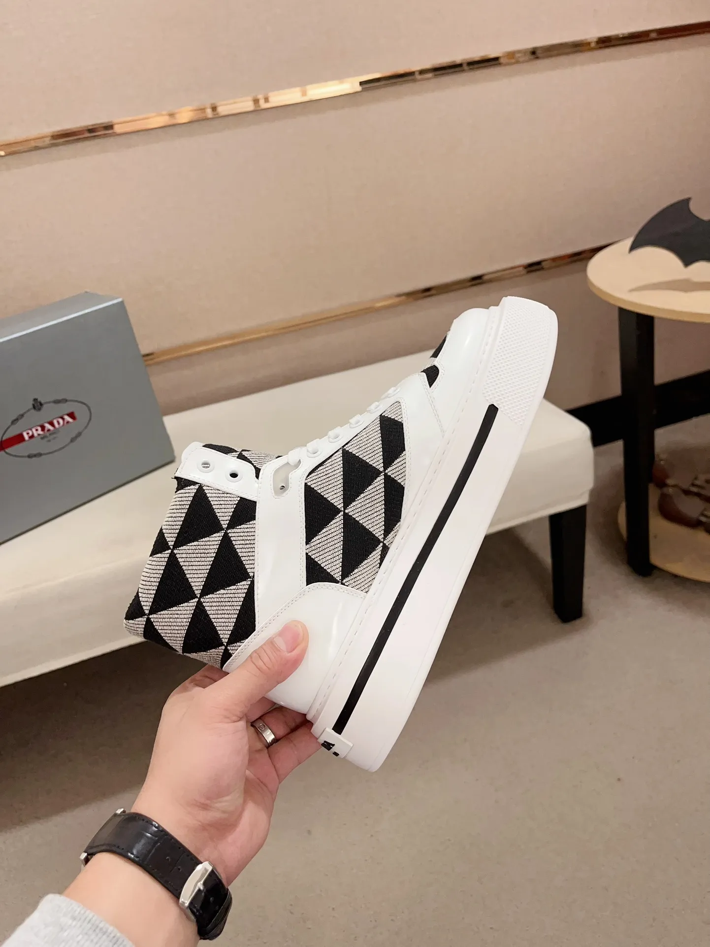 Men's shoes 💰 620💰 ✔️✔️✔️High-quality new PRADA counters are launched at the same time. The new men's shoes and 😘fabric are made of selected first-layer cowhide and triangle △ fabric. Lining: Full cowhide lining. 👍🏿 High-end ☄️ air-cushion molded anti-slip rubber outsole, exquisite lines, simple and elegant, comfortable and high-end for leisure travel. Code number: 38 to 44. 45 can be customized and cannot be returned or exchanged!